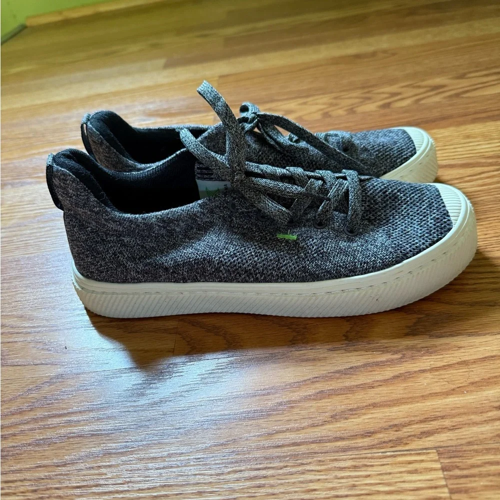Cariuma Ibi Low Sneakers in Stone Gray Knit - Picture 4 of 6